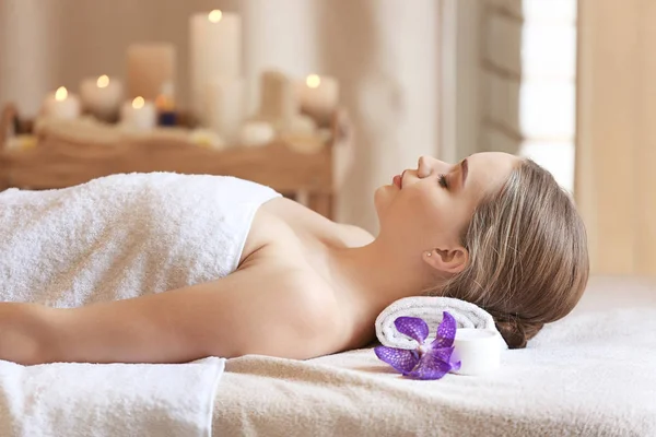 Beautiful young woman relaxing in spa salon — Stock Photo, Image