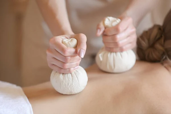 Schöne junge Frau erhält Massage im Wellness-Salon — Stockfoto