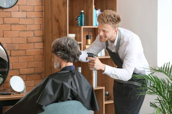 Coiffeur professionnel travaillant avec le client dans un salon de beauté — Photo