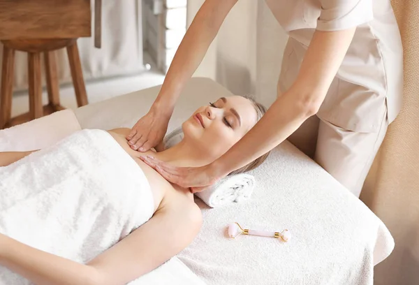 Mooie jonge vrouw ontvangst massage in spa salon — Stockfoto