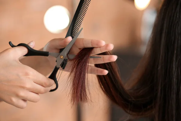 Parrucchiere professionista che taglia i capelli del cliente nel salone di bellezza, primo piano — Foto Stock