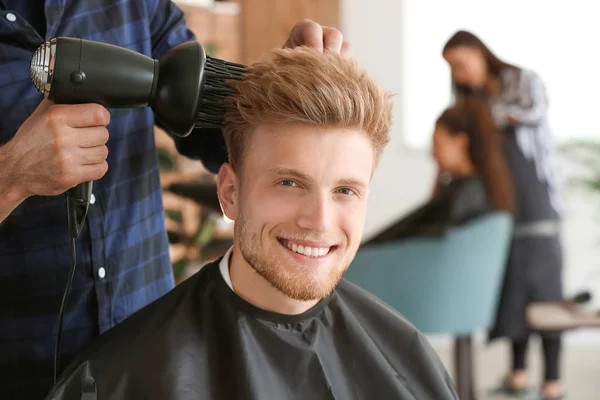 Coiffeur professionnel travaillant avec le client dans un salon de beauté — Photo