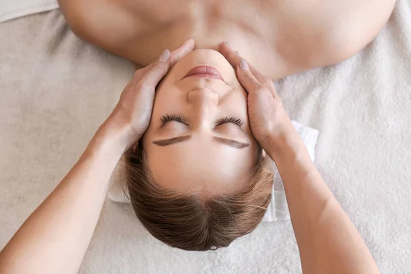Bella giovane donna che riceve un massaggio nel salone spa — Foto Stock