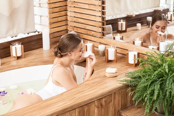 Mulher bonita tomando banho no salão de spa — Fotografia de Stock