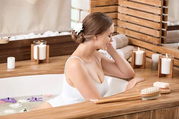 Hermosa mujer joven tomando baño en el salón de spa — Foto de Stock