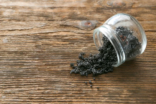 Pot avec un délicieux caviar sur fond en bois — Photo