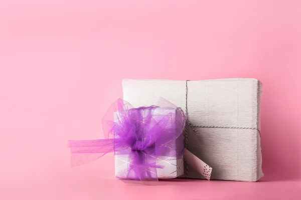 Hermosas cajas de regalo sobre fondo de color —  Fotos de Stock