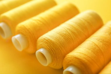 Renk arka planda birçok dikiş ipliği, closeup