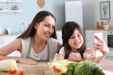 Sevimli kızı ile anne mutfakta selfie alarak