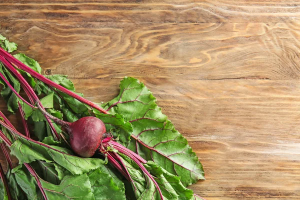 Fresh beet on wooden background — Stock Photo, Image
