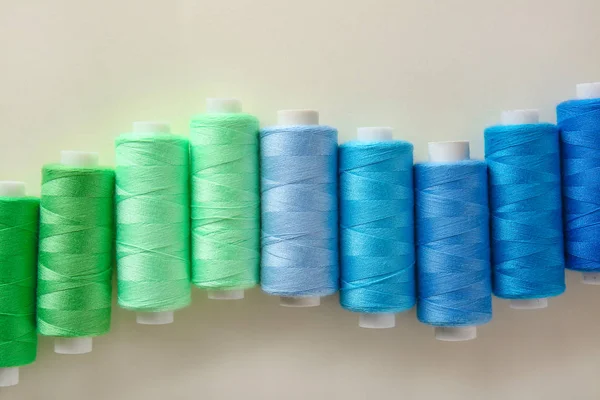 Kleurrijke naaigarens op lichte achtergrond — Stockfoto