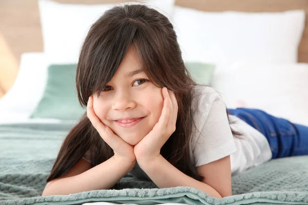 küçük bir kız evde yatakta yatarken