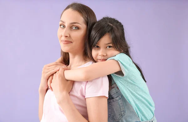 Портрет счастливой матери с дочерью на цветном фоне — стоковое фото
