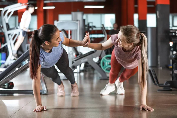 Sportowy trening młodych kobiet w siłowni — Zdjęcie stockowe