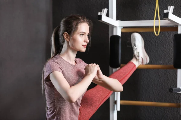 Sporty young woman training in gym — Stock Photo, Image