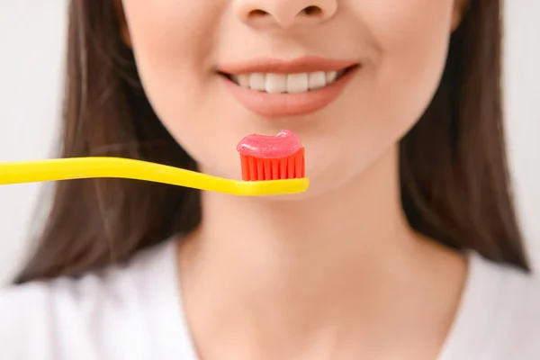 Mulher bonita com escova de dentes e pasta, close-up — Fotografia de Stock