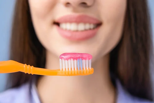 Mulher bonita com escova de dentes e pasta, close-up — Fotografia de Stock