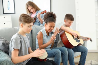Genç müzisyenler evde çalıyor ve şarkı söylüyor