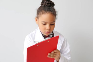 Beyaz arka planda küçük Afrikalı-Amerikalı bilim adamı portresi