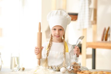 Sevimli küçük şef mutfakta yemek