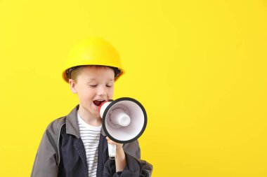 Renkli arka planda megafon ile Sevimli küçük foreman