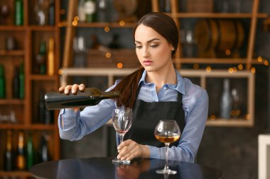 Şarap mahzeninde çalışan kadın Sommelier