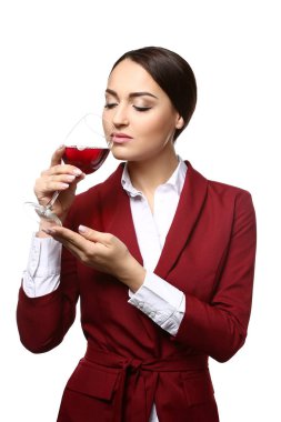 Beyaz arka planda zarif kadın sommelier portresi