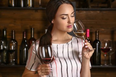 Şarap mahzeninde çalışan kadın Sommelier