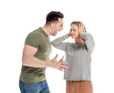 Beyaz arka planda genç kavgacı çift