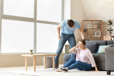 Evde kavga eden genç bir çift var.