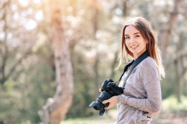 Açık havada çalışan güzel kadın fotoğrafçı