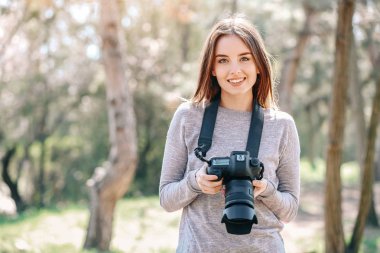 Açık havada çalışan güzel kadın fotoğrafçı