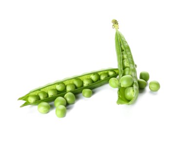 Beyaz arka planda taze bezelyeler.