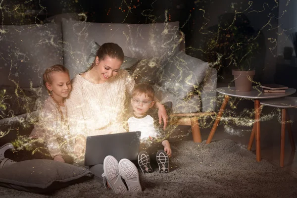 Ung mamma med små barn titta på TV hemma — Stockfoto