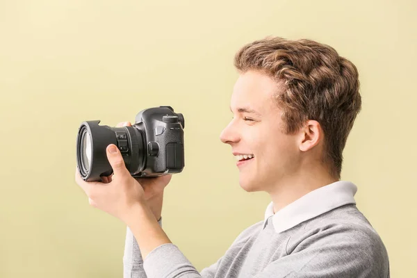 Tiener jongen met fotocamera thuis — Stockfoto