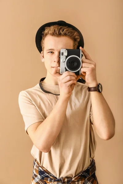 Tiener jongen met fotocamera op kleur achtergrond — Stockfoto