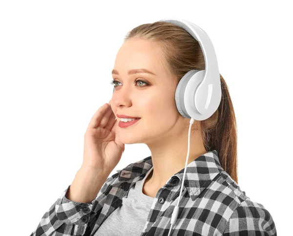 Belle jeune femme écoutant de la musique sur fond blanc — Photo