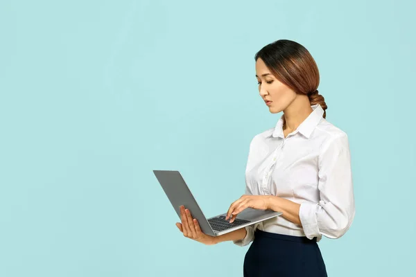 Asiatische Geschäftsfrau mit Laptop auf farbigem Hintergrund — Stockfoto