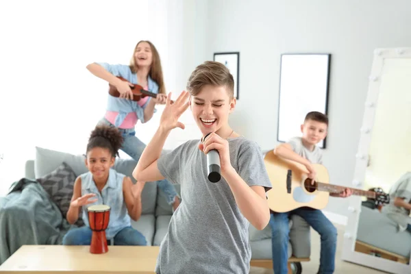 Músicos adolescentes tocando y cantando en casa —  Fotos de Stock