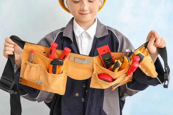 Carino bambino con strumenti cintura su sfondo di colore — Foto Stock