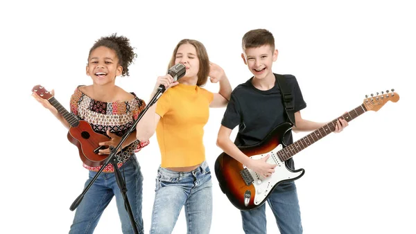 Músicos adolescentes tocando contra fundo branco — Fotografia de Stock