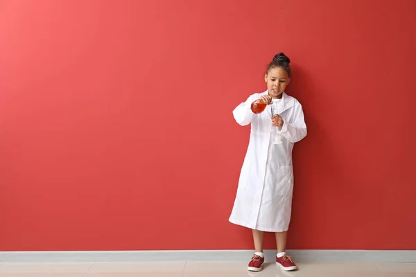 Pequeño científico afroamericano cerca de la pared de color — Foto de Stock