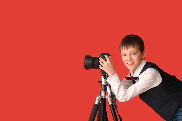 Leuke kleine fotograaf op kleur achtergrond — Stockfoto