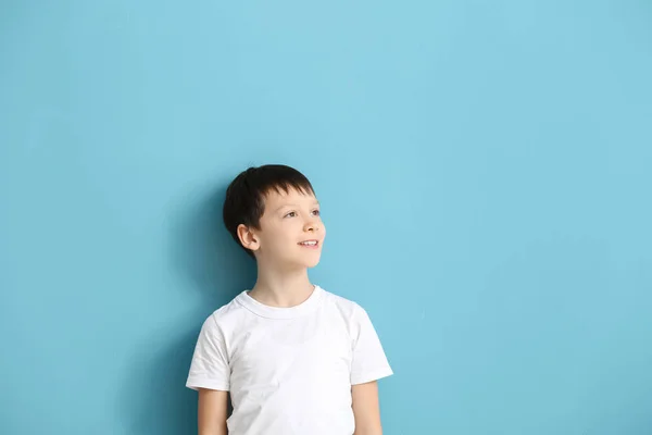 Niedlicher kleiner Junge auf farbigem Hintergrund — Stockfoto