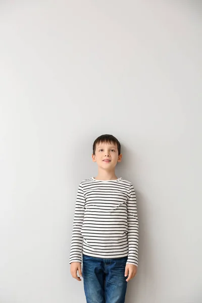 Carino piccolo ragazzo su luce sfondo — Foto Stock