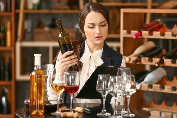 Kvinnlig sommelier som arbetar i vinkällare — Stockfoto