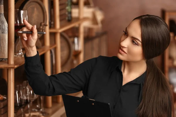 Female sommelier working in wine cellar — Stock Photo, Image