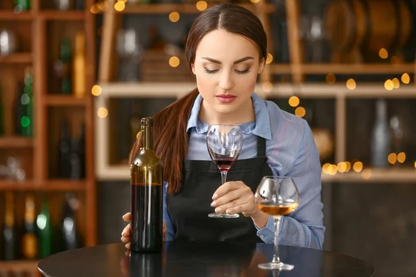 Female sommelier working in wine cellar — Stock Photo, Image