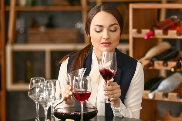 Female sommelier working in wine cellar — Stock Photo, Image