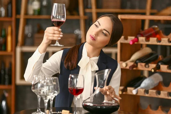 Female sommelier working in wine cellar — Stock Photo, Image